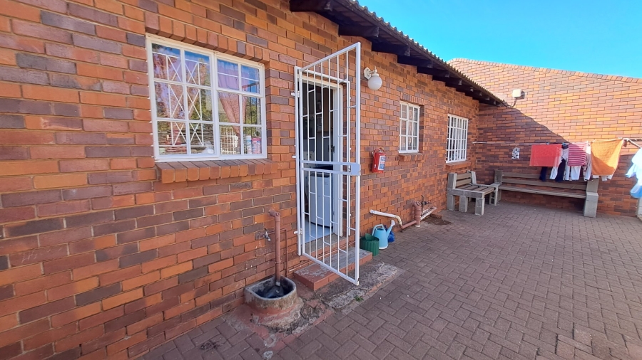 2 Bedroom Property for Sale in Langenhovenpark Free State